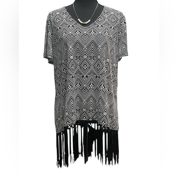 Women’s V-Neck Short Sleeve Top Black & White Geo Design Fringed Bottom CATO Lg - Picture 1 of 3